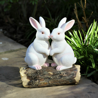 Statue en résine de lapins blancs s'embrassant - Design sur base en bois, décoration romantique adorable pour les jardins, les parterres de fleurs et les coins de patio