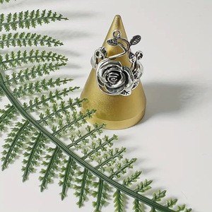 Anello Vintage a Forma di Rosa per Donne, Accessorio da Dito Semplice e alla Moda per Uso Quotidiano - Product Image 6