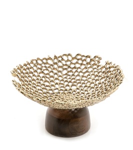 Bol décoratif en métal fait main avec motif alvéolé irrégulier, style bohème, sur base en bois, provenant d'Inde - Product Image 1