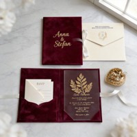 Set Undangan Pernikahan Folio Hardcover Beludru Biru Dongker Mewah Custom, dengan Emboss Foil Emas dan Akrilik, Termasuk Amplop