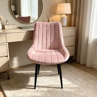Stilvoller Nordischer Design-Samtstuhl mit Komfortabler Gepolsterter Rückenlehne und Schlanken Schwarzen Metallbeinen für Esszimmer und Café