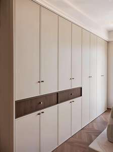 Système d'armoire complet avec portes coulissantes et panneaux muraux assortis de la même couleur, armoire moderne - Product Image 3