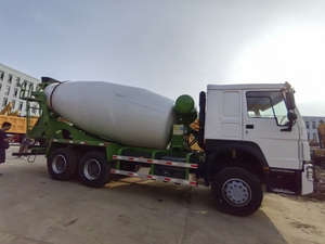 Camión Mezclador de Concreto CNHTC SINOTRUK Usado, Diez Ruedas, Bajo Número de Horas de Trabajo, Ahorro de Combustible, Envío Inmediato para Construcción - Product Image 2