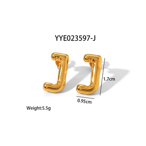 Amiee Jewelry Factory Venta al por mayor 18K Chapado en oro de acero inoxidable Chic Letter Pendientes de botón con inicial para <span class=keywords><strong>mujer</strong></span> - Product Image 4