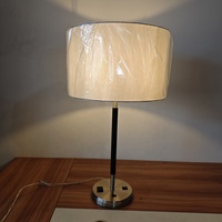 Lampe de chevet contemporaine avec abat-jour en forme de tambour pour hôtel, avec prise secteur, port USB et port USB-C