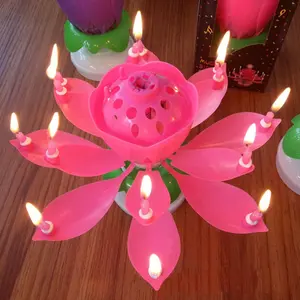 The best-selling rotating lotus cake is decorated with unfolding interesting music candles