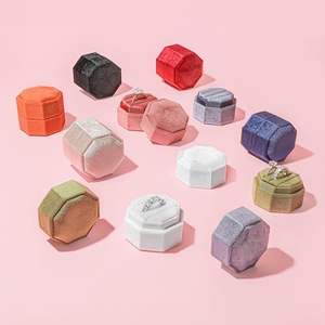 Yishang กล่องใส่เครื่องประดับไมโครไฟเบอร์และพีซีทำโลโก้ตามสั่งกล่องใส่แหวนรูปแปดเหลี่ยมการหมั้นการแต่งงานเจ้าสาว - Product Image 2