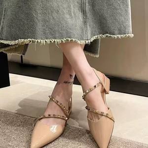 รองเท้าส้นสูงหนังแท้สไตล์ฝรั่งเศสแบบใหม่ สวมใส่สบาย ปลายแหลม ส้นบาง ประดับกระดุมสี่เหลี่ยมและคริสตัล เหมาะสำหรับงานแต่งงาน วัสดุยาง - Product Image 2