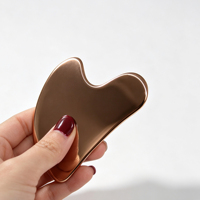 Outil de massage facial Gua Sha en acier inoxydable en forme de cœur couleur or rose