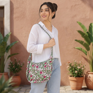 Sac à bandoulière matelassé en coton à motif floral, sac fourre-tout hobo, deux sangles, fermeture ouverte, tissus héritages du Rajasthan, pour voyage et usage quotidien - Product Image 2