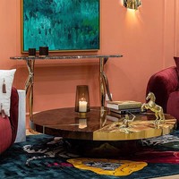 Table d'appoint moderne et luxueuse en noyer - Ornée de lignes en acier inoxydable, dans un ensemble de tables basses rondes pour un style de salon