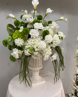 Arrangement floral de mariage haut de gamme blanc et vert, boule de fleurs d'hortensia vert, centre de table blanc en lys calla pour décoration