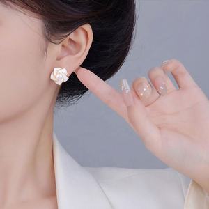 Boucles d'oreilles clous en nacre de perle d'eau douce française, camélia, nouvelle tendance, luxe haut de gamme, mode féminine avec un tempérament léger - Product Image 5