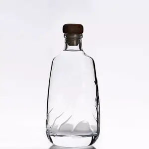 新款高品质圆形设计花式透明空酒精白酒玻璃瓶700毫升，带软木塞
