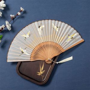 Éventail pliant en soie de bambou de haute qualité pour l'été, motif grue peint à la main, idéal pour les soirées dansantes ou comme objet décoratif artisanal pour la maison - Product Image 5