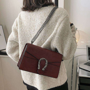 Bolso Cuadrado Pequeño Rojo Clásico, Versátil y Elegante de Alta Gama, Acolchado, con Correa de Cadena Metálica para Mamá, Nuevo Modelo 2026 - Product Image 3