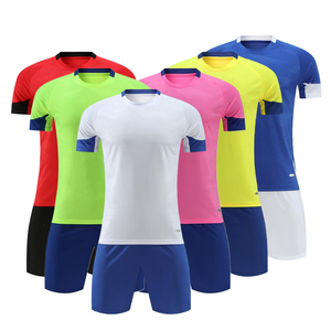 Traje de fútbol transpirable para hombres con logotipo personalizado hecho de tela de poliéster - Product Image 1