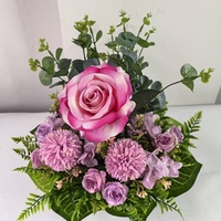 Plantes vertes artificielles en pot avec des têtes de fleurs de rose et de lys dans des pots décoratifs pour la décoration de la maison, les occasions de mariage