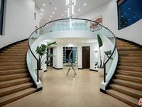 Escalier double incurvé avec balustrade en verre et marches en chêne massif, escalier à arc intérieur
