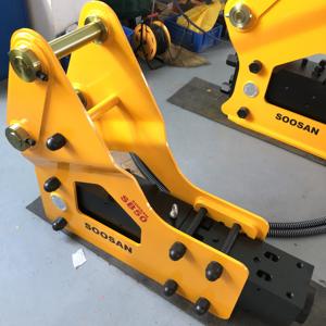 Martillo hidráulico SOOSAN SB50 tipo lateral para demolición de hormigón con cinceles de 100 mm para excavadoras de 11-16 toneladas y retroexcavadoras. - Product Image 1