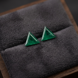 Par de Esmeraldas Naturales de Zambia, Corte Triangular, Marca M/S Emerelle |   Piedras Preciosas Sueltas Verde Intenso de 5.25 Quilates, Joyería Fina Ligera Personalizada - Product Image 1