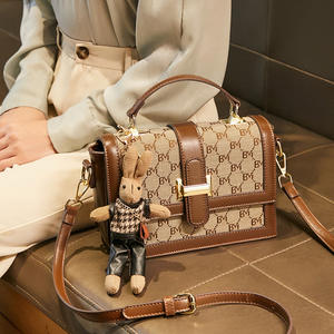 حقيبة كتف نسائية صغيرة بتصميم عصري على الطراز الكوري مع سلسلة وسحاب، متعددة الاستخدامات ومصنوعة من البوليستر - Product Image 1