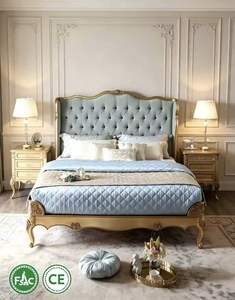 Lit double Grand Royale en bois massif, revêtement en cuir véritable, sculptures françaises ornées, tête de lit capitonnée, finition or champagne - Product Image 1