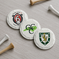 Marqueur de balle de golf personnalisé en métal blanc avec logo émaillé et bord martelé, idéal pour les clubs de golf ou comme cadeau