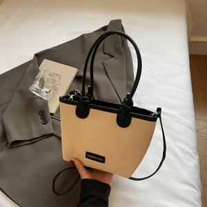 กระเป๋าสะพายทรงอานม้าสไตล์วินเทจสำหรับผู้หญิง ทำจาก PVC เหมาะสำหรับงานแต่งงานริมชายหาด ประดับคริสตัล ปิดด้วยซิป บุด้วยผ้าแคชเมียร์ พร้อมสายสะพายเอว - Product Image 2