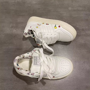 Baskets de <span class=keywords><strong>skateboard</strong></span> blanches à lacets pour femme, à semelle épaisse, respirantes, rehaussantes et polyvalentes, motif doodle mignon, Printemps 2025 - Product Image 3