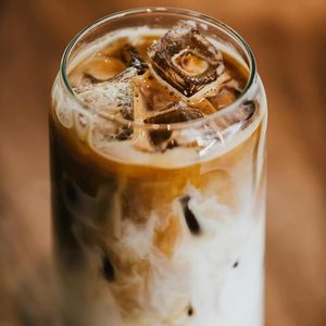 Vente en gros de tasses en verre de haute qualité, tasses en verre en forme de canette de cola, gobelets pour boissons froides, verre borosilicate de haute qualité, tasse créative - Product Image 2