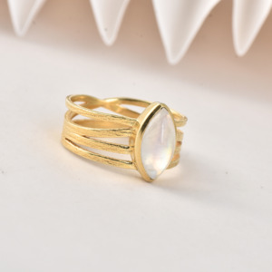 Anillo de Piedra Lunar Arcoíris Natural con Baño de Oro para Mujer, Joyería Boho Minimalista con Gema, Regalo de Compromiso, March Moku - Product Image 2