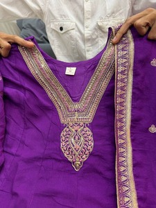 Robe Anarkali longue en soie romaine écologique avec pantalon en Chanderi et ensemble dupatta en Georgette de renard doux brodé de sequins - Product Image 5