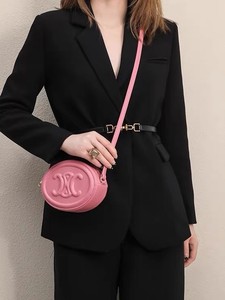 Bolsos Ovalados de PU Coloridos con Logotipo en Relieve, Diseño de Logotipo Único, Correa Ajustable, Grabado Icónico, Perfectos para Amantes de la Moda - Product Image 5