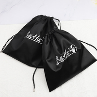 Sacs d'emballage de bonnets en satin de soie imprimés avec logo personnalisé, sac à main de luxe noir en satin avec cordon pour vêtements, pochette à poussière