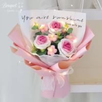 Bouquet de roses en laine fait main au crochet, sac cadeau et lumière LED, cadeau original pour anniversaire, Saint-Valentin, fleur artificielle longue durée