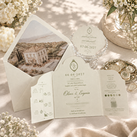 Invitation de mariage sur mesure en papier coton, forme arche découpée, impression feuille d'argent vert olive et gaufrage avec insert en coquille et sceau de cire