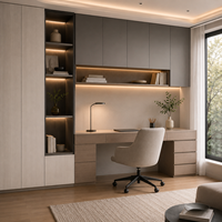 Armoires de bureau avec rangements en chêne clair, un mur de bureau gris et des étagères ouvertes éclairées