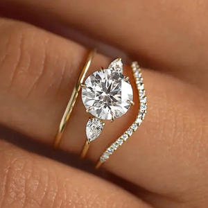 Anello di Diamanti T0416 in Oro Massiccio 18K con Diamante Naturale Taglio Brillante Rotondo e Pietre Laterali a Goccia, Gioiello da Donna per Fidanzamento - Product Image 1