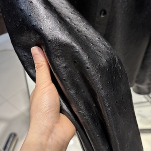 <span class=keywords><strong>Giacca</strong></span> in <span class=keywords><strong>Pelle</strong></span> <span class=keywords><strong>di</strong></span> Pecora Nera Testurizzata Primavera 2025, <span class=keywords><strong>Camicia</strong></span> in <span class=keywords><strong>Pelle</strong></span> Oversize, <span class=keywords><strong>Giacca</strong></span> Blouson da Donna - Product Image 4