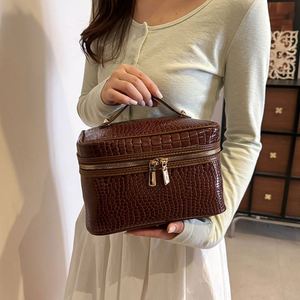 Trousse de beauté vintage marron à motif crocodile, boîte de rangement portable à double fermeture éclair pour femmes - Product Image 2