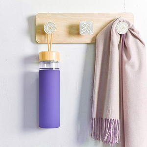 Bouteille d'eau portable personnalisée en verre borosilicate de haute qualité avec manchon en silicone et couvercle en bambou - Product Image 2