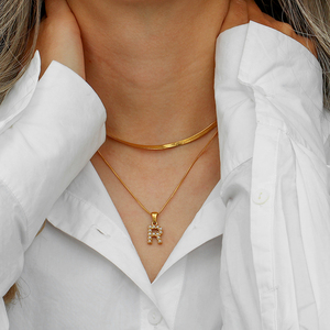 Collana con Catena a Spina di Pesce a Doppio Strato Placcata <span class=keywords><strong>Oro</strong></span> 18K Stile Vintage con Ciondolo Iniziale in Perla <span class=keywords><strong>d</strong></span>'Acqua Dolce - Product Image 1