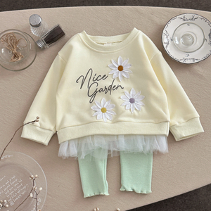 Yeni Tasarım Moda Bebek Kız Giysileri İlkbahar Sonbahar Tatlı Harf Baskılı Çiçek İşlemeli Dantel Etekli Üst + Düz Renk Pantolon Pamuklu Takımlar - Product Image 1