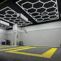 Panneau LED hexagonal en nid d'abeille personnalisable pour l'éclairage d'atelier télécommandé de détaillant de voiture pour l'atelier de voiture et le salon