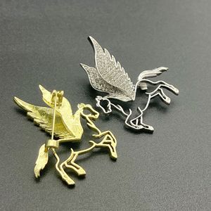 Broche Pegasus de Aleación de Zinc Dorado y Plateado con Alas de Diamantes de Imitación, Pin de Moda Animal para Fiesta de Mujer - Product Image 2