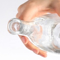 Bouteille en verre de 500 ml pour whisky avec impression sérigraphique, idéale pour les bars et les réunions de famille, équipée d'un bouchon.
