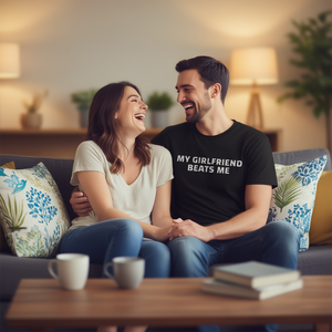 T-shirt de couple sarcastique « Ma petite amie bat mon petit ami » – Cadeau promotionnel pour les couples - Product Image 3