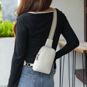 Sac de poitrine à bandoulière en PU simple et atmosphérique haut de gamme pour sac à bandoulière pour dames en couple avec fermeture à glissière à motif léopard - Product Image 4