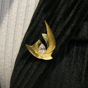 [Salon international de bijoux de Hong Kong] Broche élégante en forme de voile, d'inspiration nautique, dorée, avec zircon cubique étincelant - Product Image 3